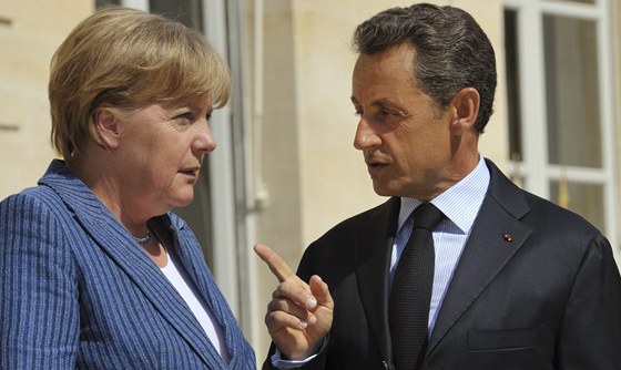 Nmecká kancléka Angela Merkelová a francouzský prezident Nicolas Sarkozy ped jednání Nmecka a Francie o eení dluhové krize eurozóny (Paí, 16. srpna 2011)