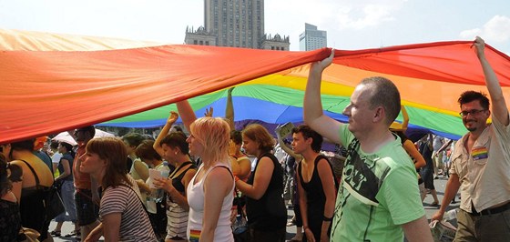 Pochod gay a leseb se úastní tisíce lidí. Ilustaní snímek