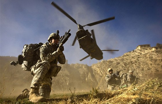 Americký vrtulník Chinook pi pistání v Afghánistánu 
