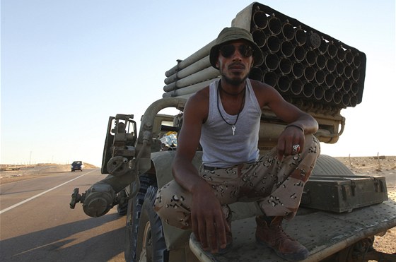 Libyjský rebel drí pozice poblí msta Briga