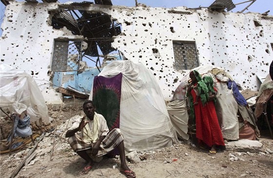 Somáltí uprchlíci v provizorních píbytcích na okraji metropole Mogadia