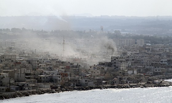 Syrská armáda osteluje syrský pístav Latákíja i z lodí (15. srpna 2011)