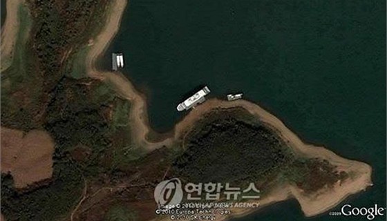 Satelitní snímek, který v roce 2010 odhalil polohu Kim ong-ilovy jachty