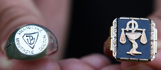 Vlevo promoní prsten padesátky absolvent olomoucké univerzity, vpravo promoní prsten ddy Milana Sovy. Jeho zddní pivedlo mladého lékae na mylenku zapomenutou tradici obnovit.