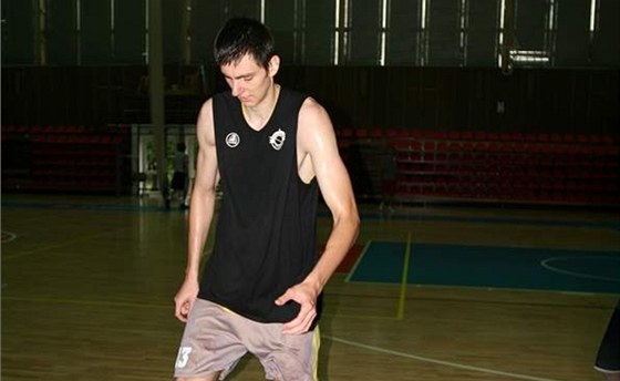 Martin Mikloík na prvním tréninku basketbalit Nymburka.