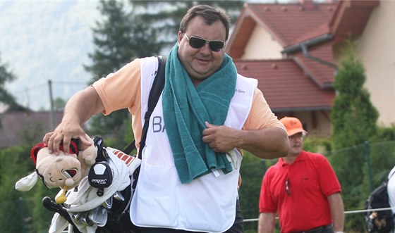 Pavel Prorok, bývalý hokejista dlá v eladné caddyho eskému golfistovi