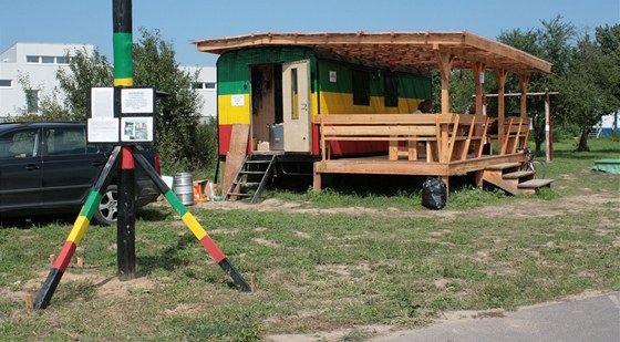 Pojízdná maringotka nabízí lidem u pátení cyklostezky podél Baova kanálu ve