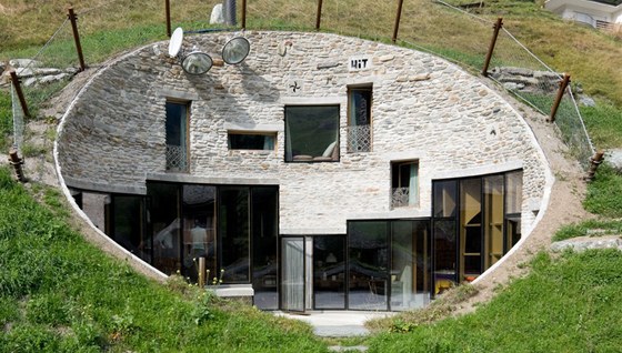 Za nápadem domu vnoeného do kopce stojí architekti Bjarne Mastenbroek z nizozemského architektonického studia SeARCH a výcar Christian Müller.