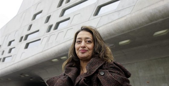 Zaha Hadid stojí ped svou stavbou vdeckého centra Phaeno ve Wolfsburgu v