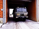Prjezd k autoparku na eské základn ajkovac v Kosovu (2004).