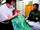 Mobilní zubní ambulance na základn ajkovac v Kosovu (2005).