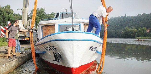 Obří loď převáželi ve středu po silnici z přístaviště v Týně nad Vltavou do Obří loď převáželi ve středu po silnici z přístaviště v Týně nad Vltavou do