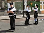 Policist hldkuj na Tottenham High Road na severu Londna (10. srpna 2011)