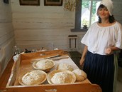 Irena Zrubov ukazuje peen chleba v krovickm skanzenu. 
