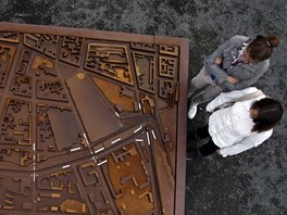 Nvtvnci pamtnku berlnsk zdi si prohl model bariry (11. srpna 2011)