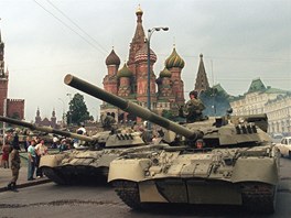 19. srpna 1991. Centrum Moskvy obsadily tanky, pu tvrdho jdra KSSS ale po