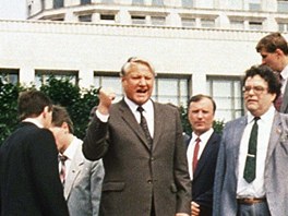 19. srpna 1991. Jelcinova hvzdn hodina. Puist internovali Gorbaova na jeho