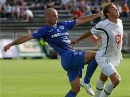 NAKOPAL HO DO... Libereck fotbalista Jan Nezmar kopnul kolenem do zadku Pavel