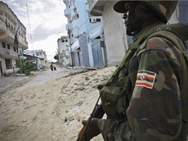 Ugandsk vojk v rmci mise Africk unie v Somlsku hld ulice v Mogadiu,