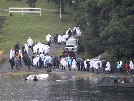 Pbuzn obt masakru prochzej po ostrov Utoya a vzpomnaj na sv blzk,...