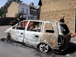 Auto, kter zaplili mladistv bhem prvn noci nepokoj v londnskm