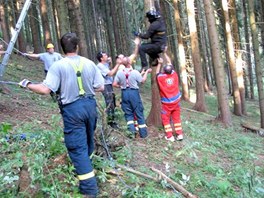 Hasii sundavali nedaleko Neichova na Touimsku paraglidistu ze stromu.