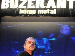 13. srpna uvedla kapela Buzerant v Divadle Na zbradl "hrdou zpvohru" s