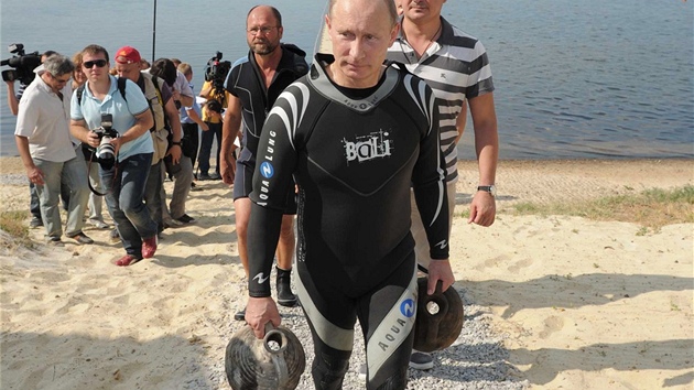 Archeolog Vladimr Putin se svm lovkem (11. srpna 2011)