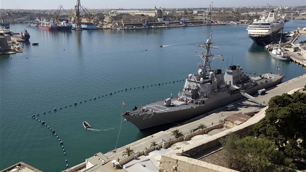 Americká válená lo USS Carney, která operuje u libyjských beh, v pístavu v