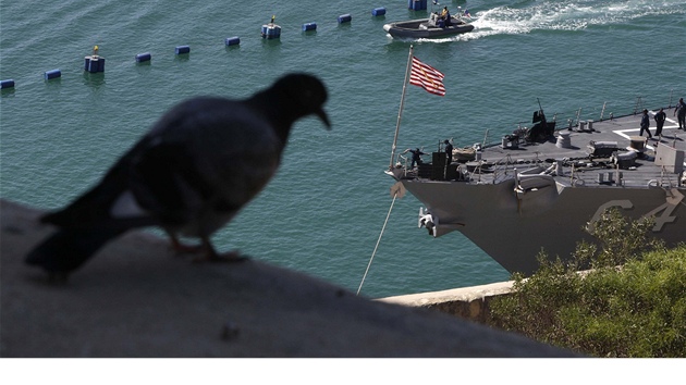 Americká válená lo USS Carney, která operuje u libyjských beh, v pístavu v