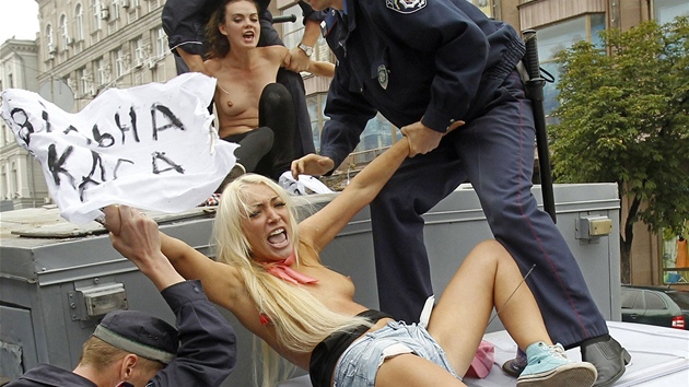 Aktivistky z hnutí Femen protestují proti procesu s expremiérkou Julijí