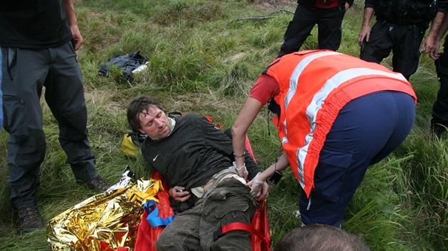 Záchranái pomáhají devorubci, který utrpl zranní na umav, kdy upadl na