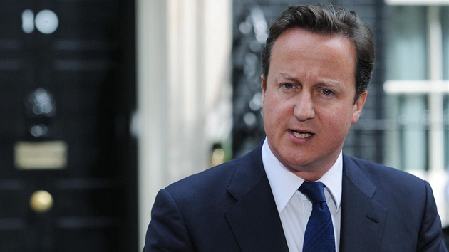 Britsk premir David Cameron na tiskov konferenci ped svm sdlem v Downing Street (10. srpna 2011)