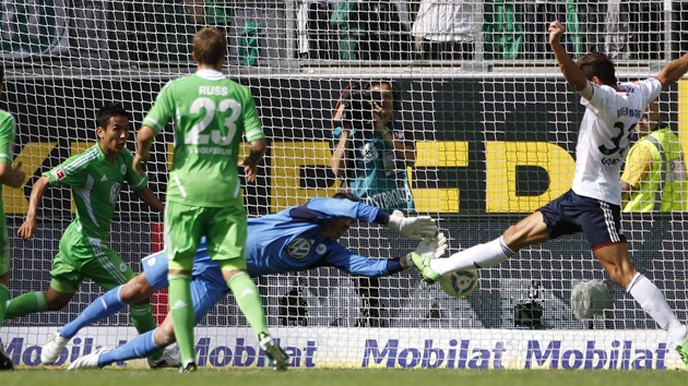 Mario Gomez z Bayernu Mnichov se snaí pekonat brankáe Wolfsburgu Diega