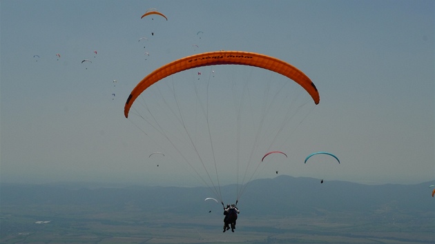 Obloha byla paraglidingovými kídly jako tekovaná.