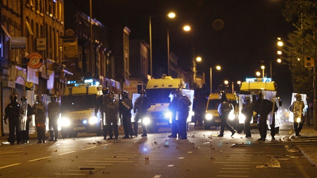 Poádková policie steí ulice Liverpoolu (9. srpna 2011)