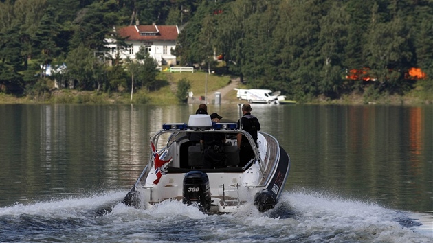 Policejní lun na jezee Tyrifjorden, které obklopuje ostrov Utoya. Radikál