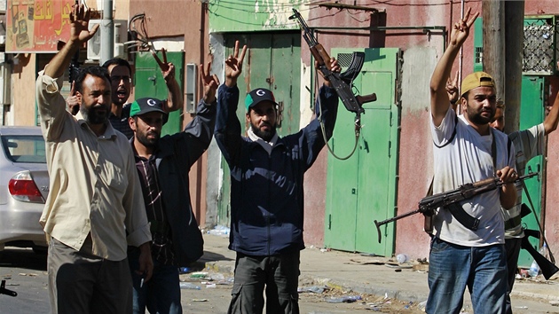 Libyjtí rebelové slaví proniknutí do msta Závíja (14. srpna 2011)