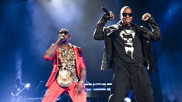 Kanye West (vlevo) a Jay-Z pi vystoupení na stadionu Yankees (New York, 13.