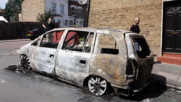 Auto, které zapálili mladiství bhem první noci nepokoj v londýnském