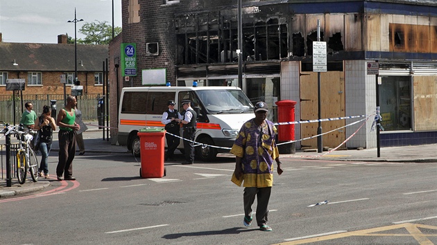 Vypálená budova na Tottenham High Road na severu Londýna (10. srpna 2011)