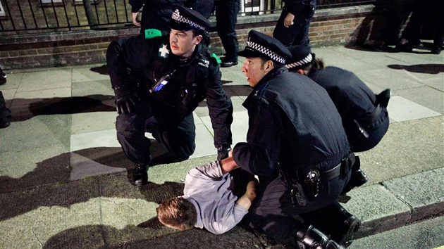 Londýntí policisté zatýkají jednoho z lupi ve tvrti Eltham. (11. srpna 2011)