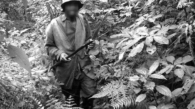 Pytlák, kterého zachytil skrytý fotoaparát v chránné oblasti nazvané Bwindi Impenetrable Forest v Ugand.