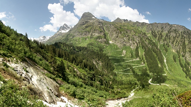 Pehrada Silvretta se stavla od roku 1938, bhem války ji budovali vzni a totáln nasazení.