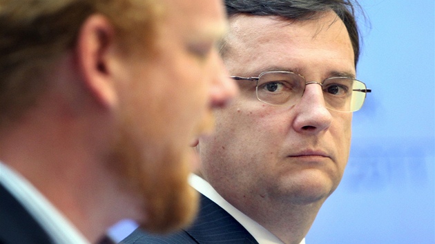 Premiér Petr Nečas sleduje projev ekonoma Tomáše Sedláčka při tiskové Premiér Petr Nečas sleduje projev ekonoma Tomáše Sedláčka při tiskové