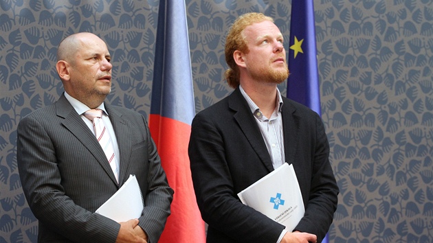 Michal Mejstík (vlevo) a Tomá Sedláek na tiskové konferenci NERV (18. srpna