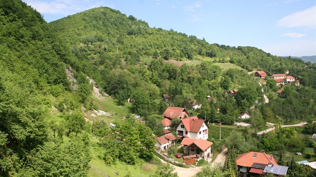 Pohled z jeskyn na chalupy osady Podpee. Pímo pod vchodem byly vybudovány první nádre pro chov pstruh s  restaurací.