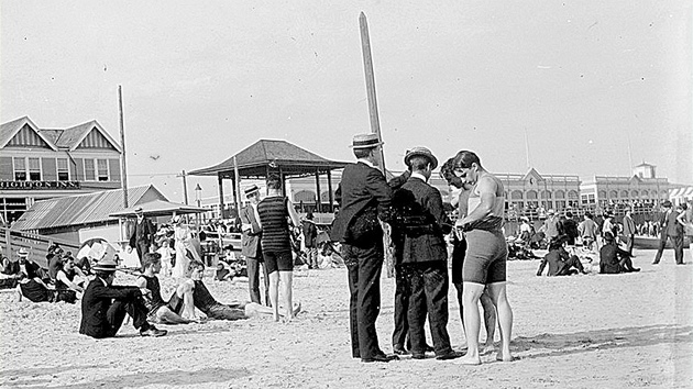 Plá na Coney Islandu, jak ji zaznamenal amberský hostinský a vynálezce