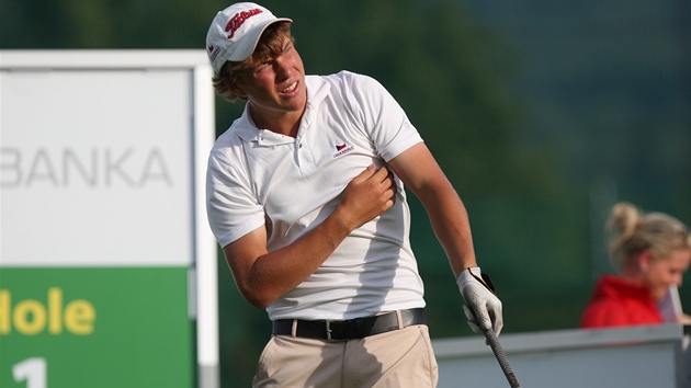 PROTI SLUNCI. Patnctilet imon Zach m jako jedin z eskch golfist nadji na postup do finlovho programu Czech Open 2011. Rozhodne sobotn dohrvka druhho kola.