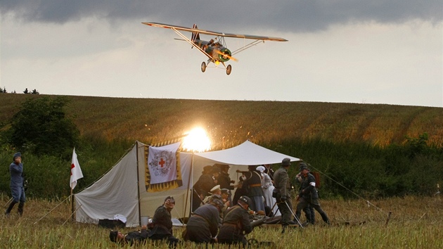 Pilot útoícího jednoploníku nalétával nad polní lazaret a pozice bojujících...